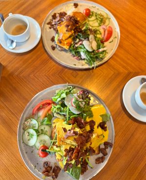 Vorne: Tofu Benedict, hinten: Brot mit Erbsencreme und Tofu  at Zweibar in Essen