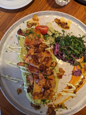 Tofubrot mit Erbsencreme und Coconut Bacon at Zweibar in Essen