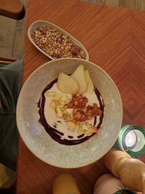 Muesli bowl met plantaardige yoghurt (muesli on the side ivm wens van kind) at Zweibar in Essen