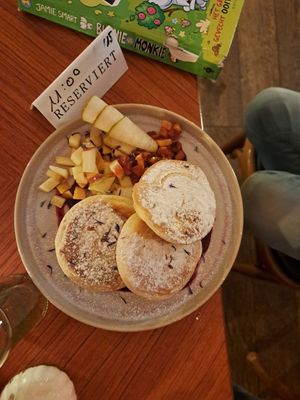 Panncakes met fruit en yoghurt. at Zweibar in Essen