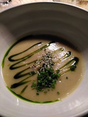 Blumenkohlsuppe mir Kräuteröl & Hanfsamen at Riders Restaurant  in Laax
