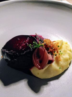 Randensteak mit Tropeazwiebeln & Kartoffelstock at Riders Restaurant  in Laax