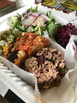 Plato del día: 
Rice N Beans
Tortas de plátano con canela y salsa caribeña
Picadillo de chayote, vainica y maíz dulce
Ensalada verde mixta at El Buho Vegetariano in San Jose