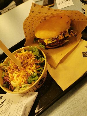 Cheeseburger and coleslaw at Swing Kitchen in Innsbruck