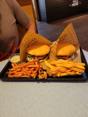 Cheeseburger (left), Vienna Burger (right) at Swing Kitchen in Innsbruck