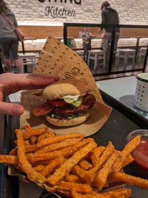 Bacon Burger & Süßkartoffelpommes at Swing Kitchen in Innsbruck
