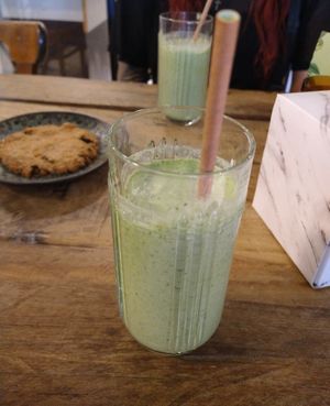 Brain activator smoothie (appel, ananas, spinazie, dadels en kokosmelk) at Botania in Utrecht