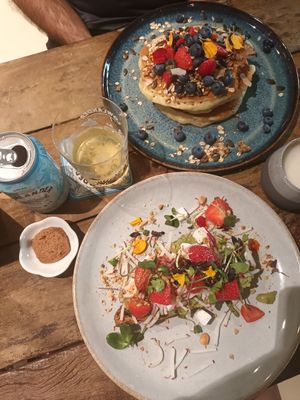 Veganes Avo Mash Sandwich und (nicht vegane) Pancakes. at Botania in Utrecht