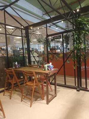 Sehr schönes Ambiente neben einem nachhaltigen Store mit großer Auswahl. at Botania in Utrecht