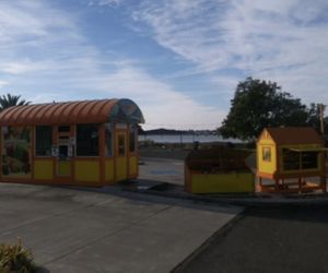 Outside kiosk at Sunshine Smoothies & Coffee in Vallejo