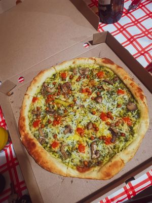 Pizza base pesto at Color Nativo in Puerto Varas