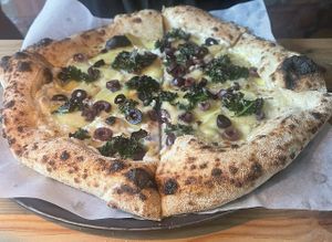 Pizza mit Trüffelmozzarella hat auch sehr gut geschmeckt   at Bakgården in Karlstad