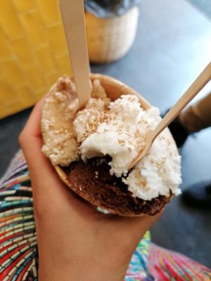 Vegan icecream! Peanut, coconut & chocolate at Limbo Liquids in Groningen