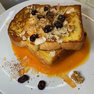 Sweet french toast at Peace n Loaf in San Juan