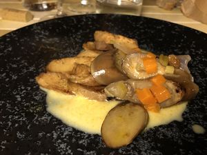 Seitan con giardiniera su crema di verdura at Cerchio Rosso in Cagliari