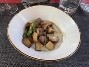 Asparagi, seitan e crema di topinambur   at Cerchio Rosso in Cagliari