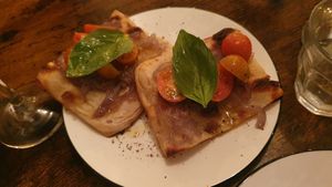 Flatbread with caramelised onion and tomatos at Sonflour in Cork