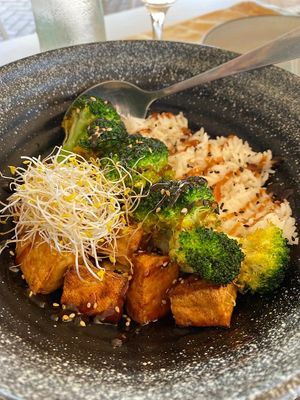 Poke bowl with tofu   at Solunasushi in Fuengirola