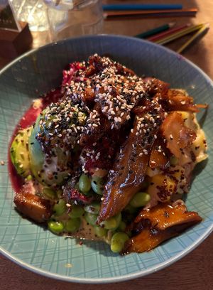 Endless Summer Bowl: Avocado, Mango, Rotkraut & Edamame aufmariniertem Reis mit Chilimayo & Quinoacrunch dazu vegane Teriyakistreifen  at VIELMEER in Kuehlungsborn