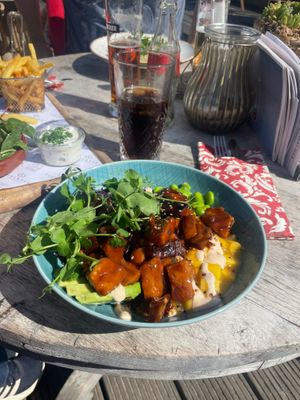 Ich hatte die “Summer Bowl”. Sehr lecker und klar als vegan gekennzeichnet. Das erleichtert die Sucherei und man muss nicht, wie in anderen Restaurants nebenan, ständig nachfr at VIELMEER in Kuehlungsborn