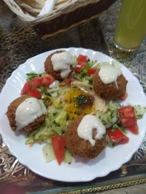 Falafel con hummus at Palmira in Granada
