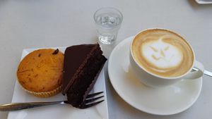 Halloween soia cappuccino, tortino carote e mandorle, sacher. at Pasticceria L'Oca Golosa in Gorizia