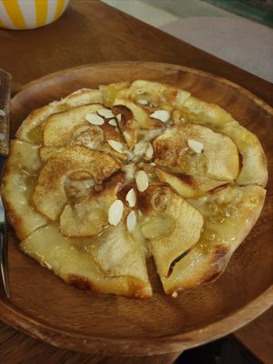 apple cinnamon 😋 at Vezza in Seoul