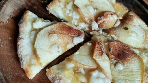 Apple Cinnamon Pizza - close-up at Vezza in Seoul