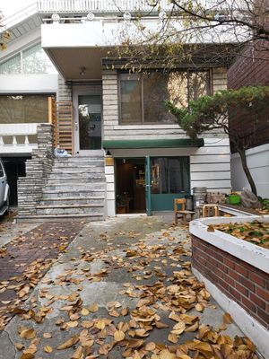 The entrance at Vezza in Seoul