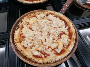 Margherita with vegan cheese at Vezza in Seoul