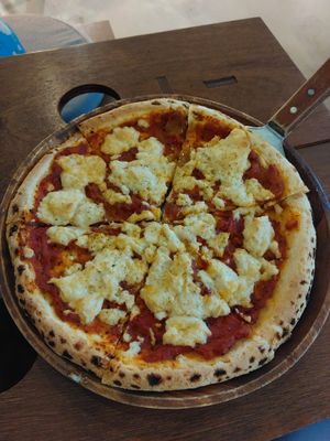 Margherita with vegan cheese at Vezza in Seoul