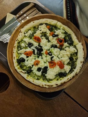 Pesto mozzarella pizza - amazing #Veganuary at Vezza in Seoul
