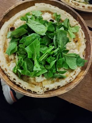 Fig arugula pizza - loved it, but be aware it's sweet! #Veganuary at Vezza in Seoul