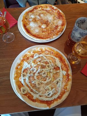 Top: vegan Margarita, below: vegan Chicken at Le Cardinal in Ystad