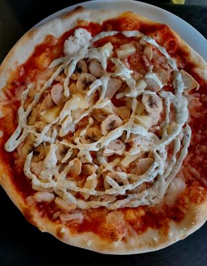 Chicken banana pineapple pizza 🍕 at Le Cardinal in Ystad