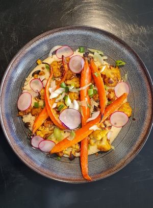 Polenta crémeuse et legumes frais rôtis au zaatar at La Cachette in Paris