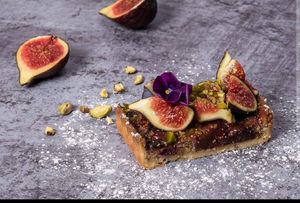 Tarte à la crème d'amande et figues at La Cachette in Paris