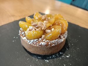 Tartelette à la noisette et mirabelles at La Cachette in Paris