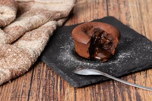 Cœur coulant au chocolat noir 70% at La Cachette in Paris