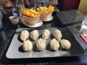 Die veganen Momos mit den House Fries at Penpa's in Schaffhausen