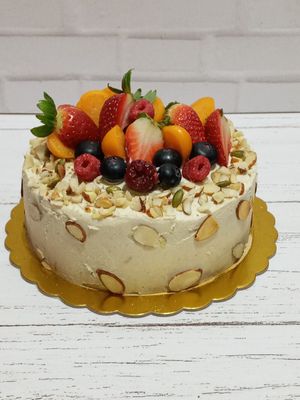 Carrot cake con extra berries at EkoSana - Postres Veganos in Lima