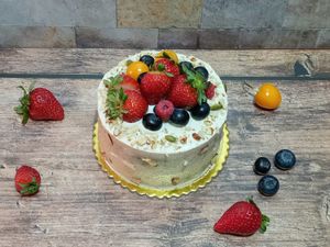 Carrot cake🥕 con berries 🍒 at EkoSana - Postres Veganos in Lima