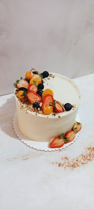 Carrot cake con berries at EkoSana - Postres Veganos in Lima