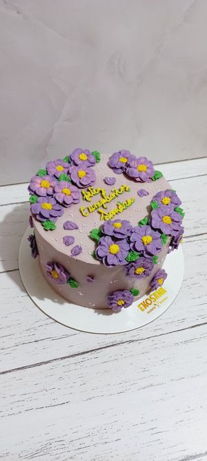 Torta vegana decorada con flores lilas at EkoSana - Postres Veganos in Lima