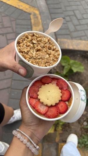 Cuchareables de vainilla con nueces y alfajor con fresas  at Organic Land - Pasterlería Vegana in Lima