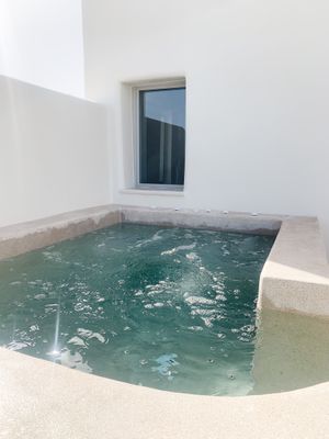 Outdoor jacuzzi room gamma at Mod Santorini in Santorini