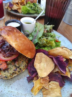 Burger with sweet potato chips at Ao Largo in Odeceixe