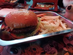 Hamburguesa vegana con carne notco, notburger tipo "res" queso vegano, pan apto vegano🤤😋 at Perros Ahogados in Zapopan