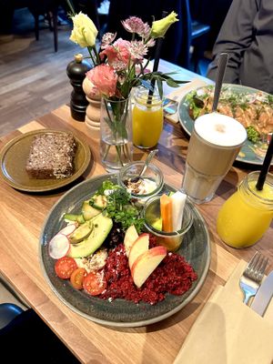 Unten (meins): „Aus der Erde“ mit Latte Macchiato und einen frisch gepresstem Osaft. Oben: Lachsstulle mit Milchkaffee und Osaft  at was wir wirklich Lieben - Osterstr in Hamburg