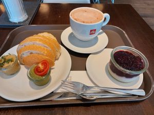 Avocado Chia Pudding Frühstück mit heißer Schokolade, vegan at Bäckerei Konditorei Wolf in Stadtbergen